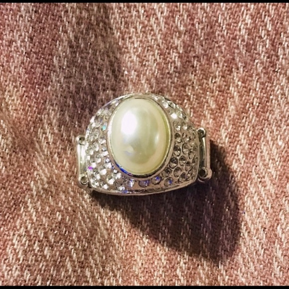 None Jewelry - Faux pearl Statement Ring (stretch to fit any size)